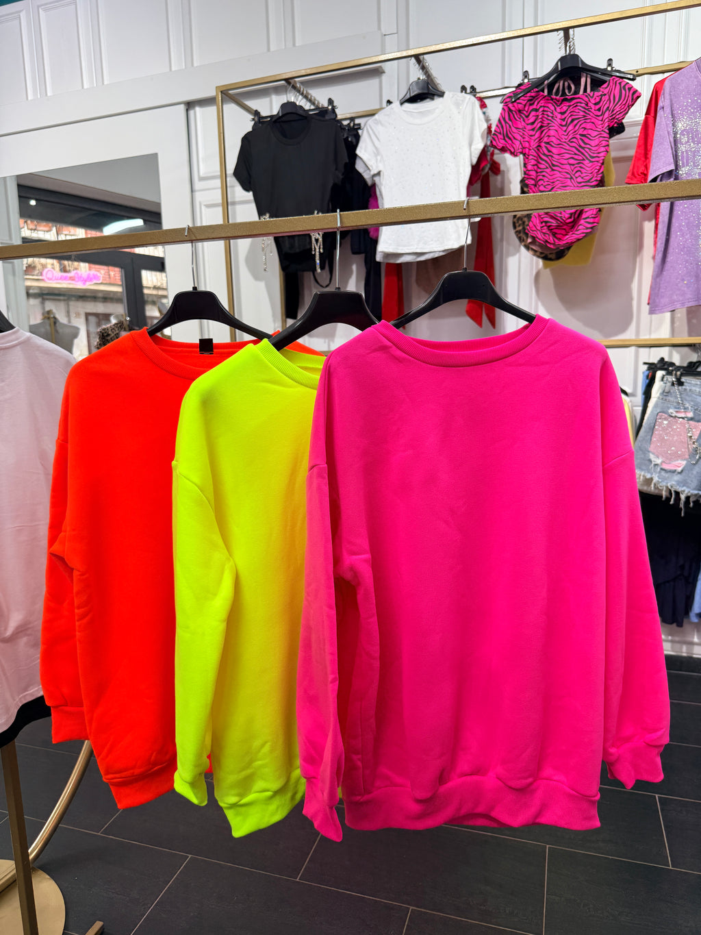 Felpa Oversize Fluo: Il must-have per il tuo stile street