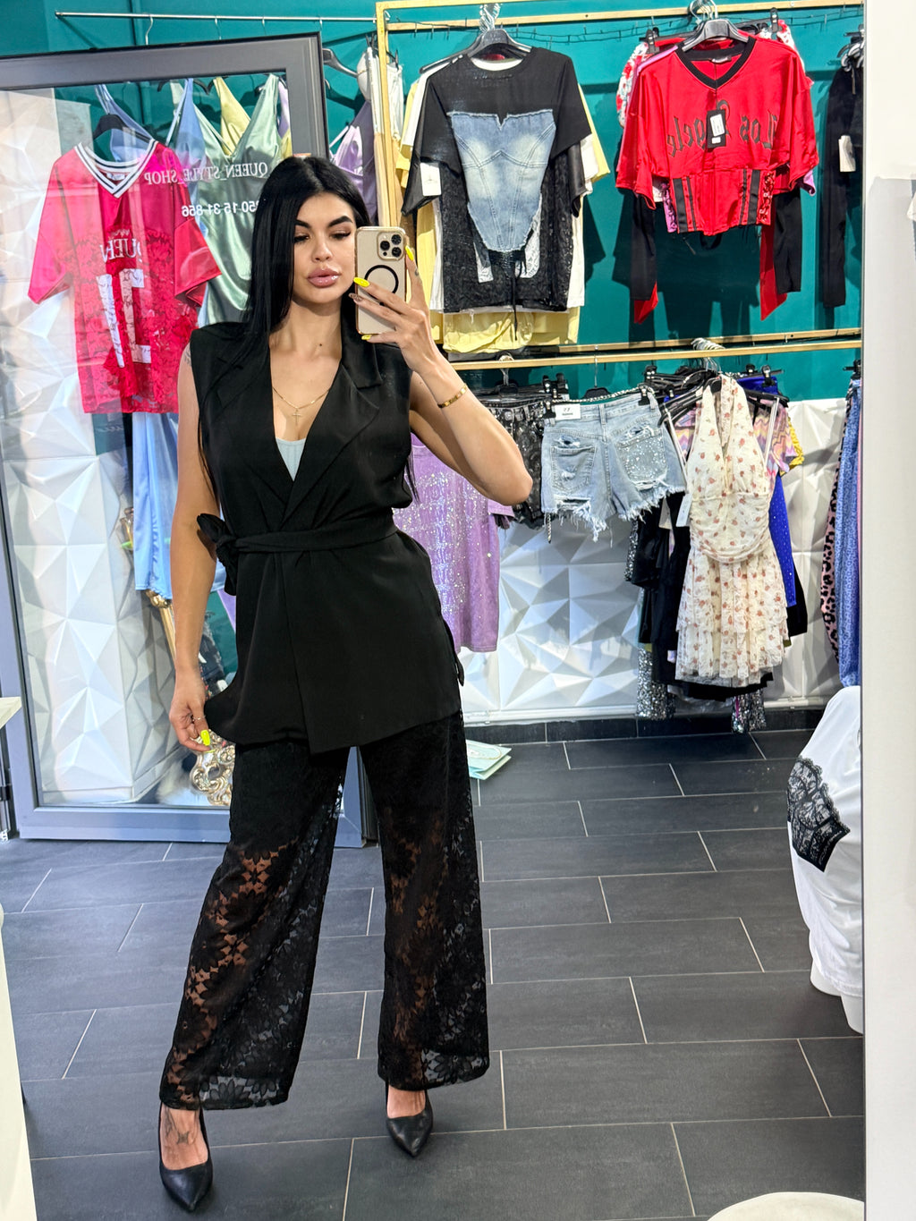 Completo "Chic" – Gilet Strutturato e Pantaloni in Pizzo