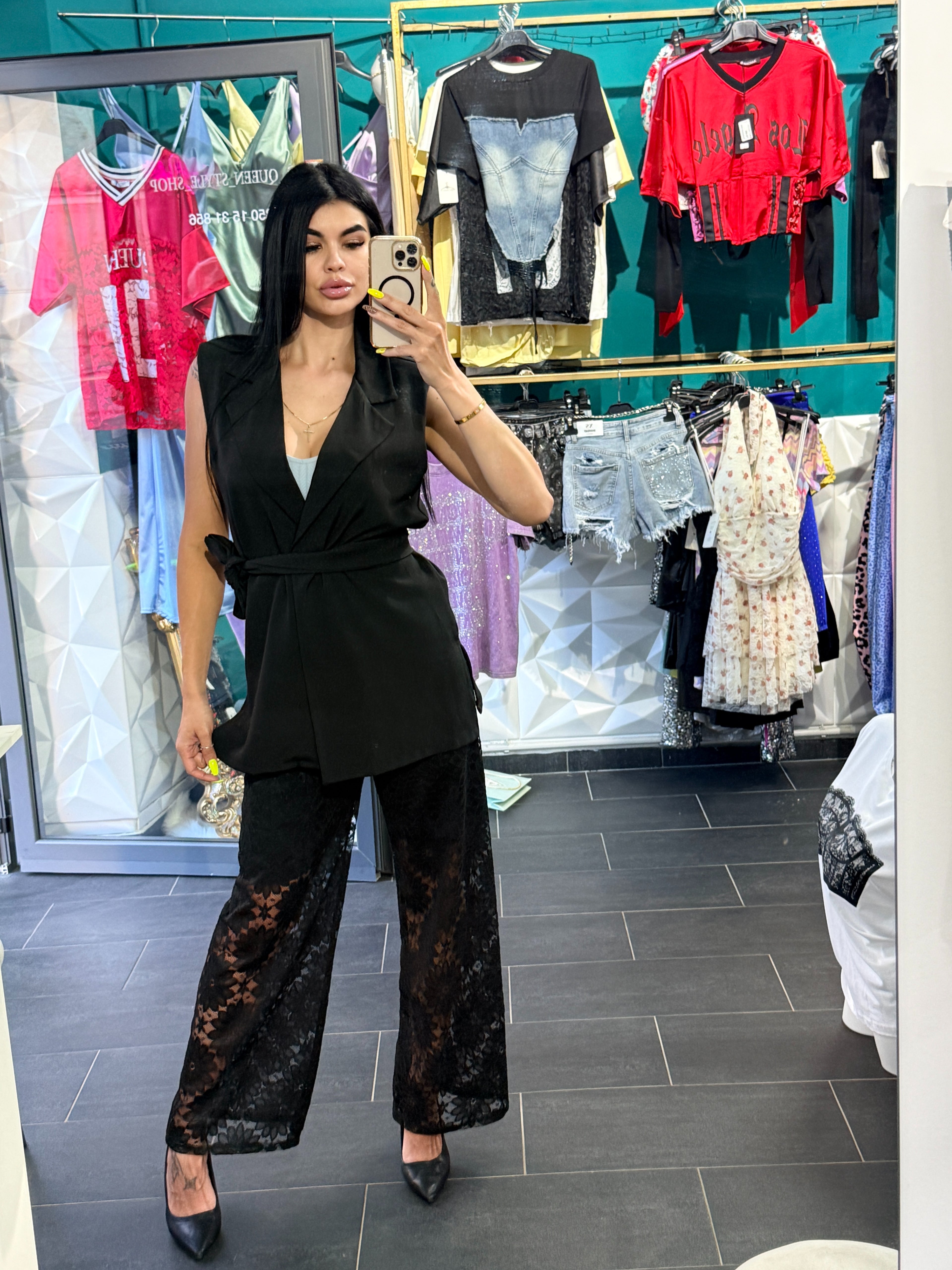 Completo "Chic" – Gilet Strutturato e Pantaloni in Pizzo