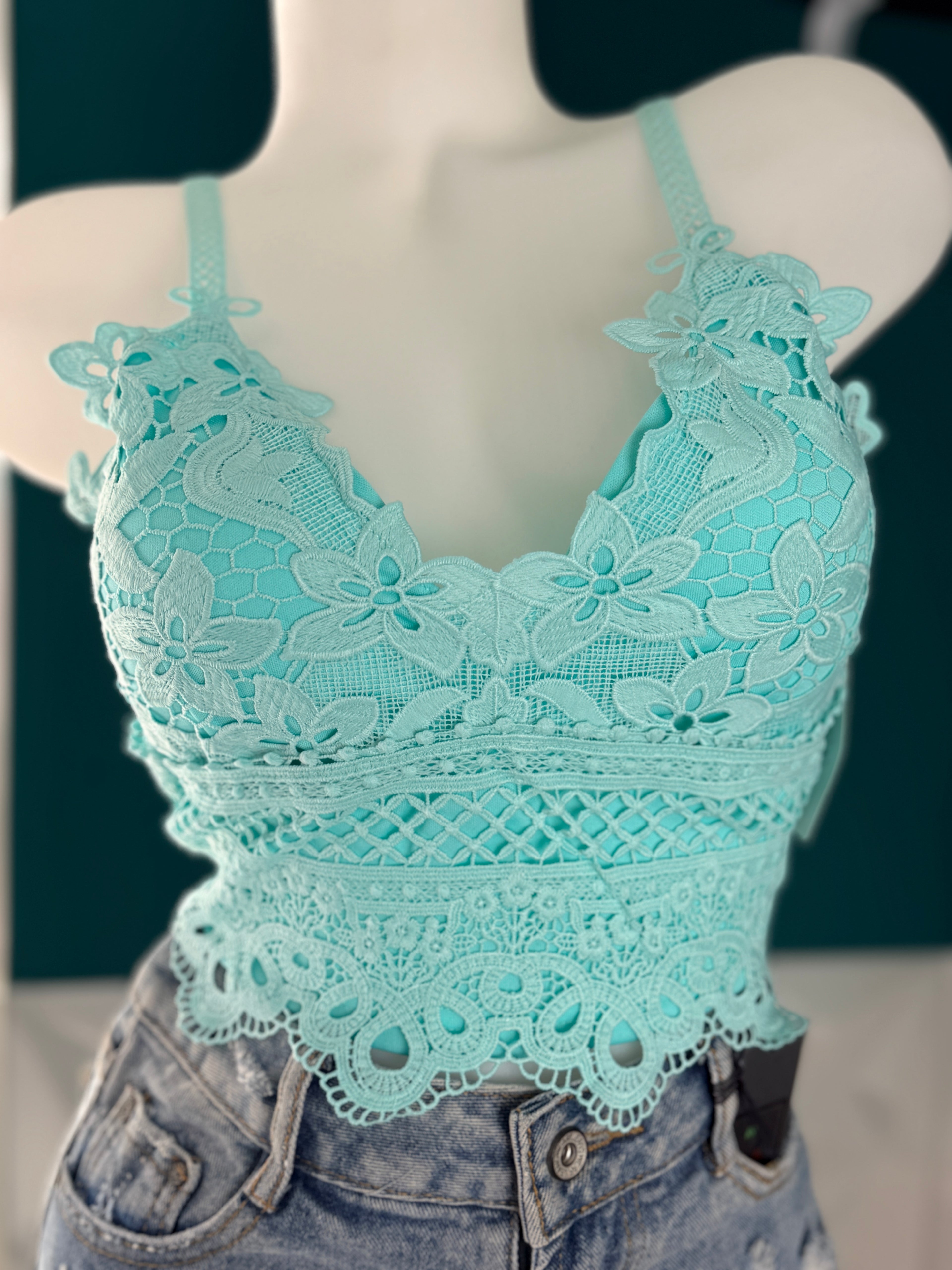 Top Crop in Pizzo Crochet – Versatilità e Stile