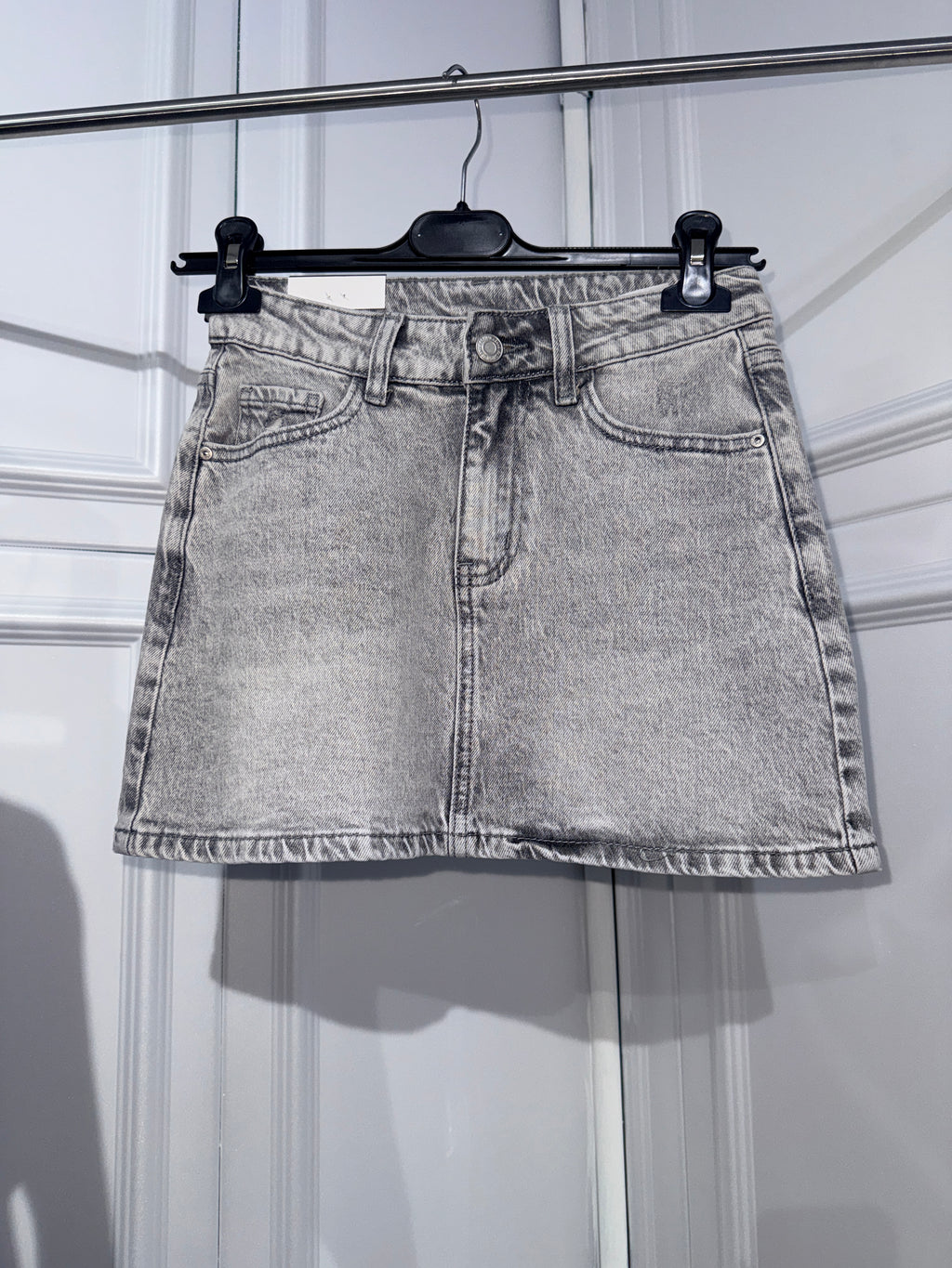 Minigonna in denim grigio con tasca in strass rosa