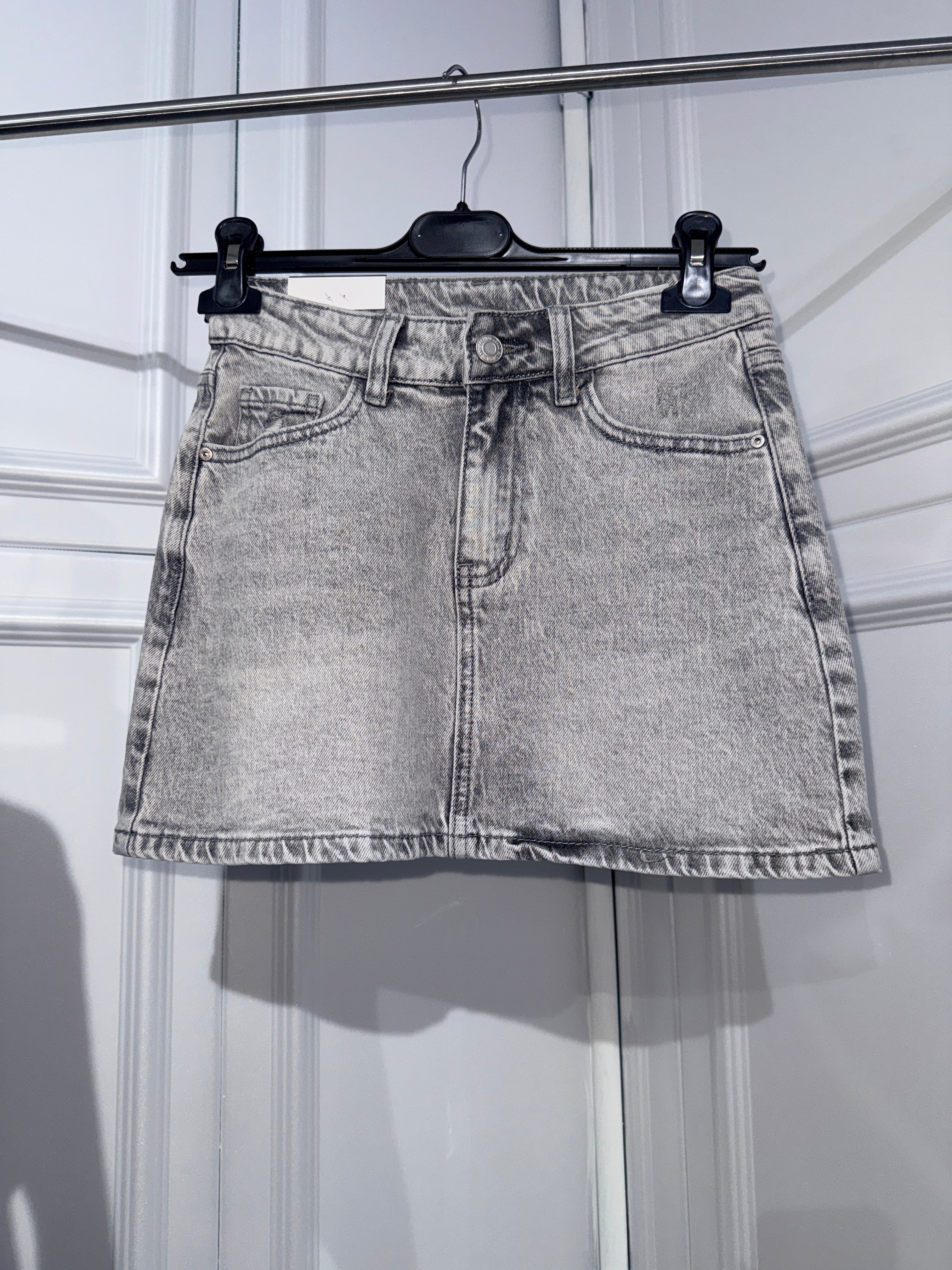 Minigonna in denim grigio con tasca in strass rosa