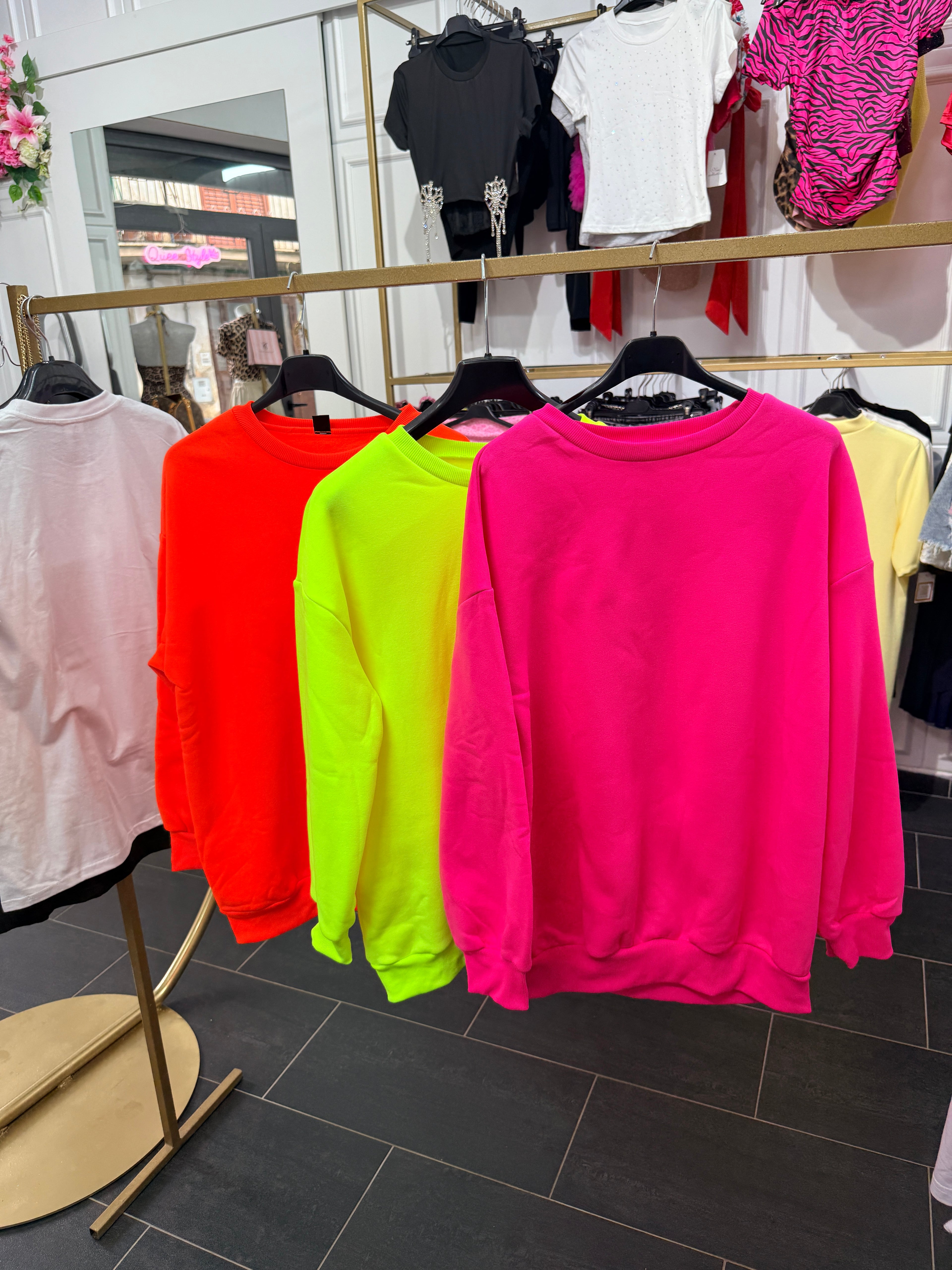 Felpa Oversize Fluo: Il must-have per il tuo stile street