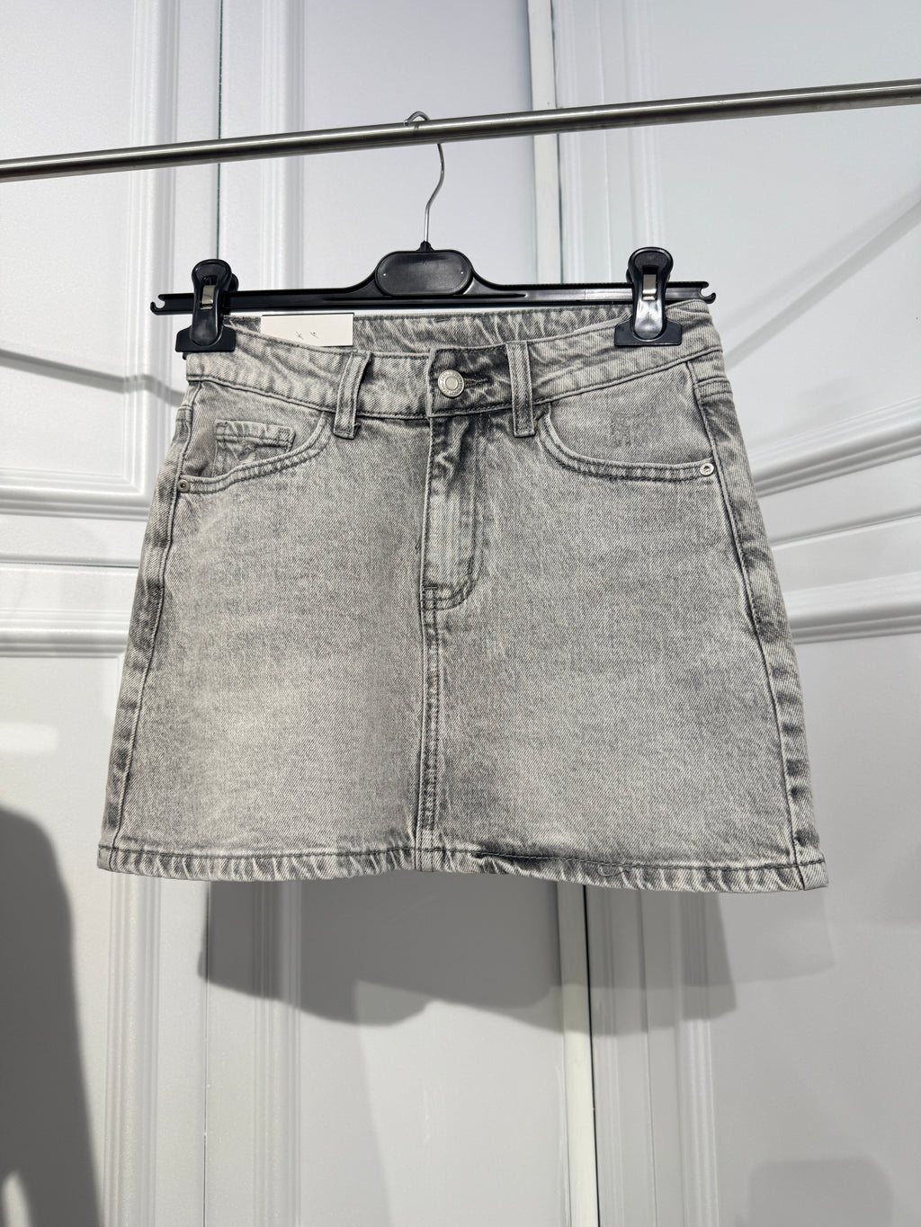 Minigonna in denim grigio con tasca in strass rosa
