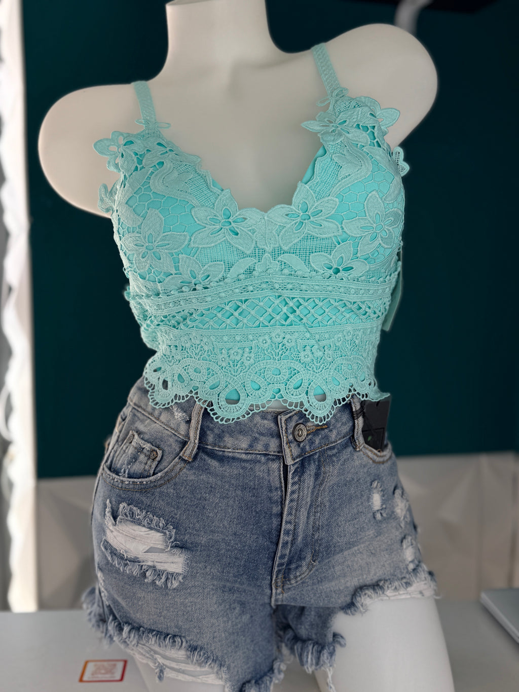 Top Crop in Pizzo Crochet – Versatilità e Stile
