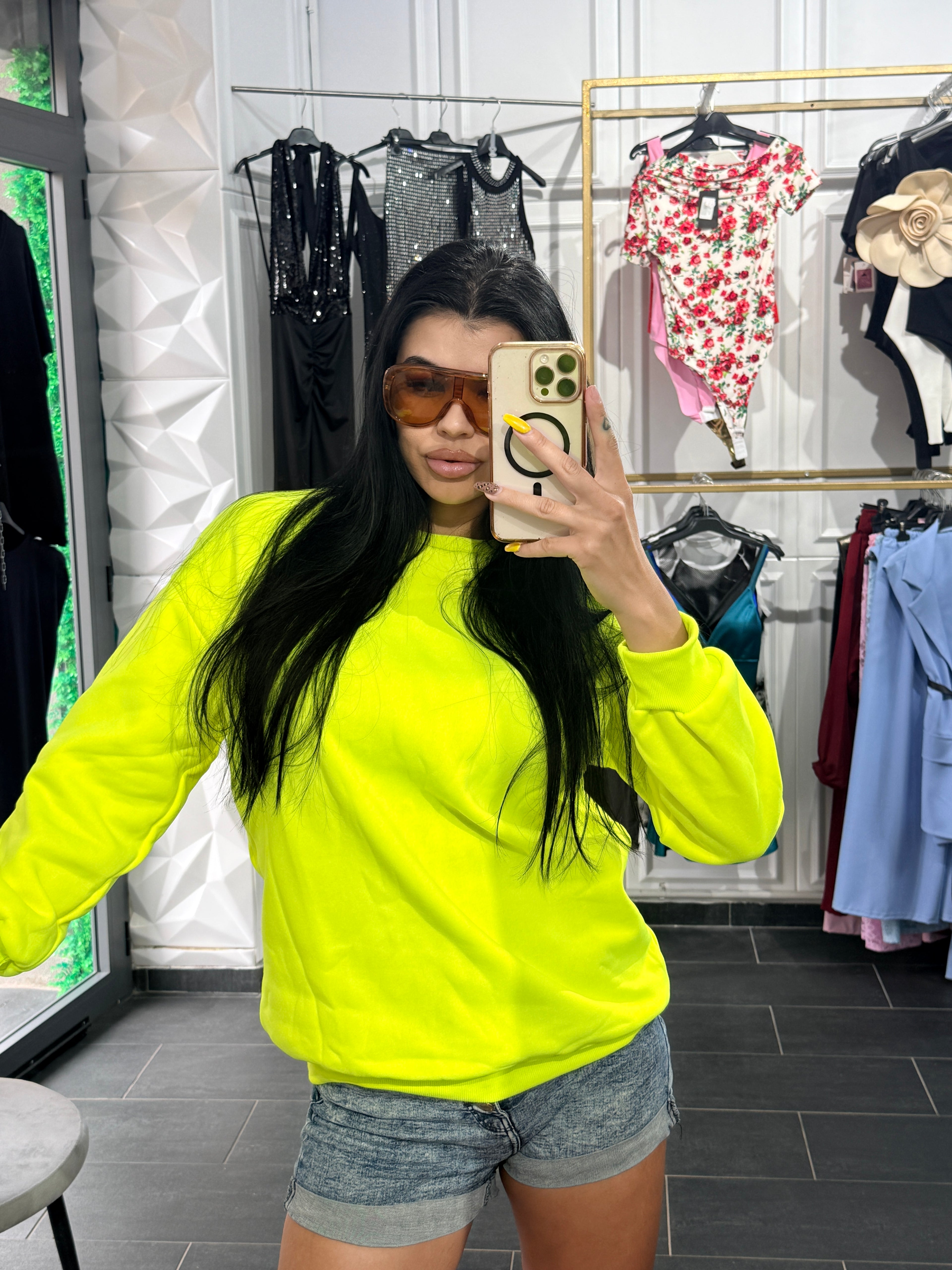 Felpa Oversize Fluo: Il must-have per il tuo stile street