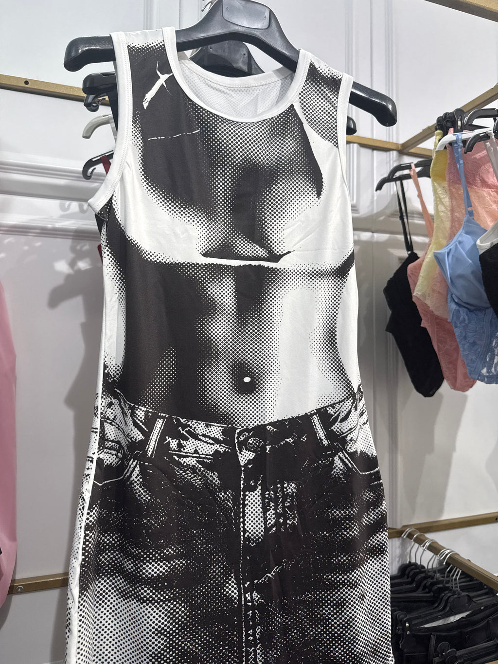 Abito Corto Bodycon con Stampa Grafica Avant-Garde