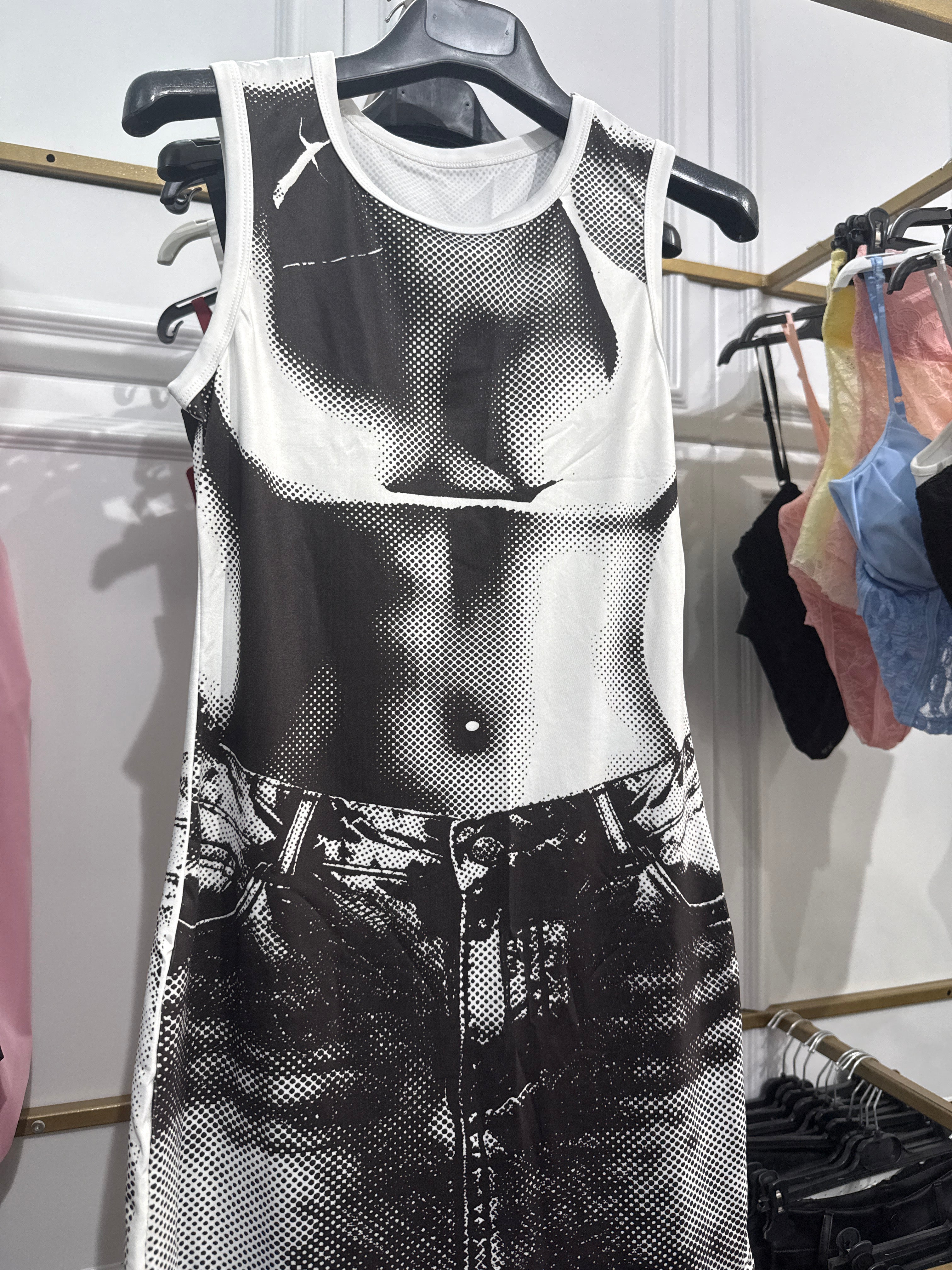 Abito Corto Bodycon con Stampa Grafica Avant-Garde