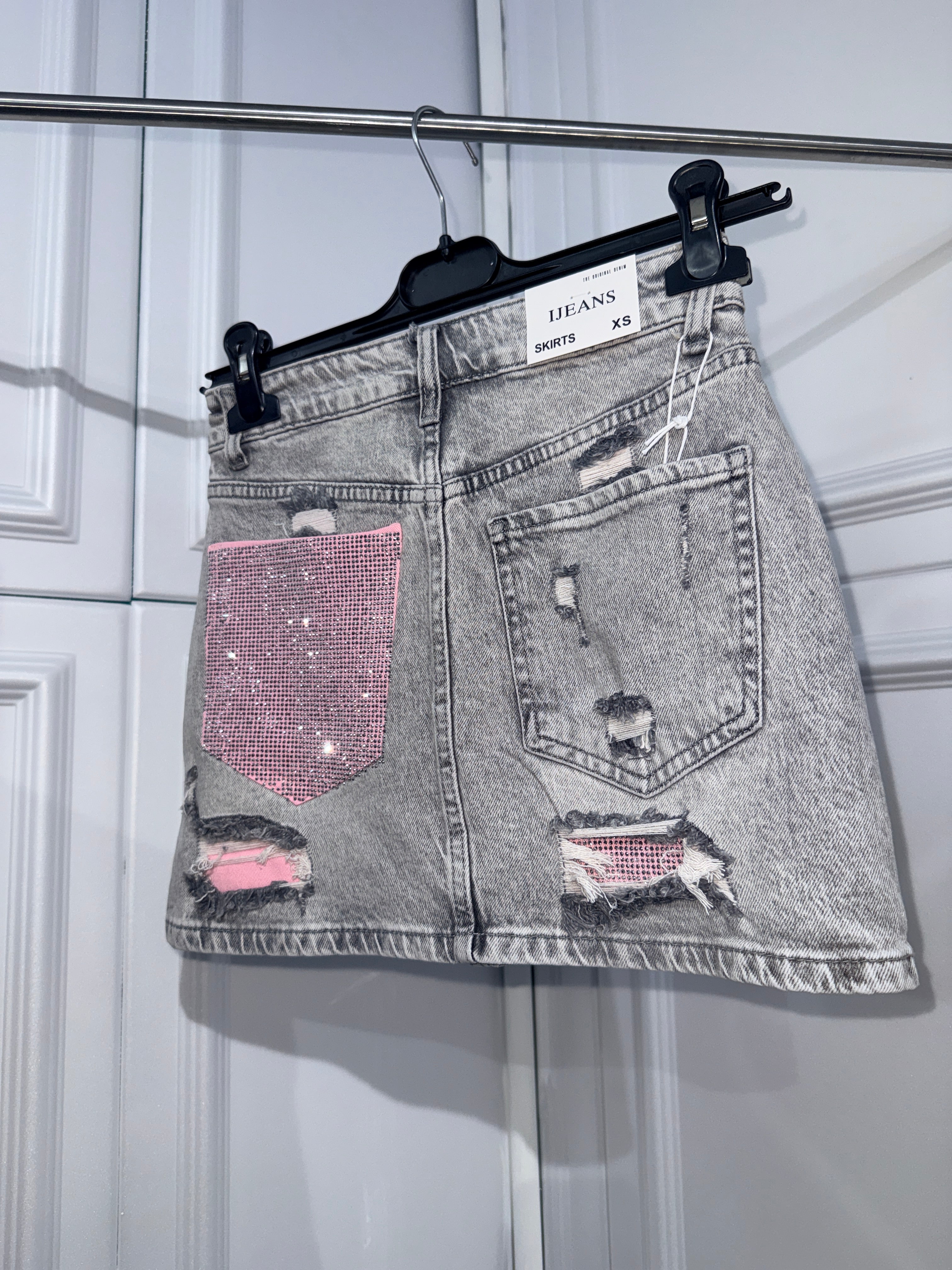 Minigonna in denim grigio con tasca in strass rosa