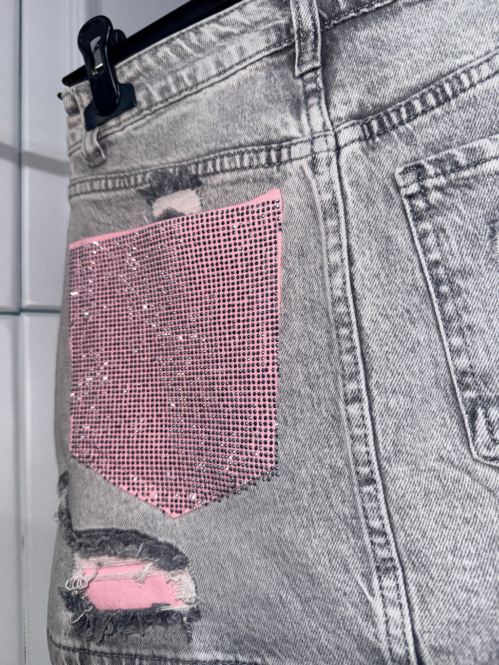 Minigonna in denim grigio con tasca in strass rosa