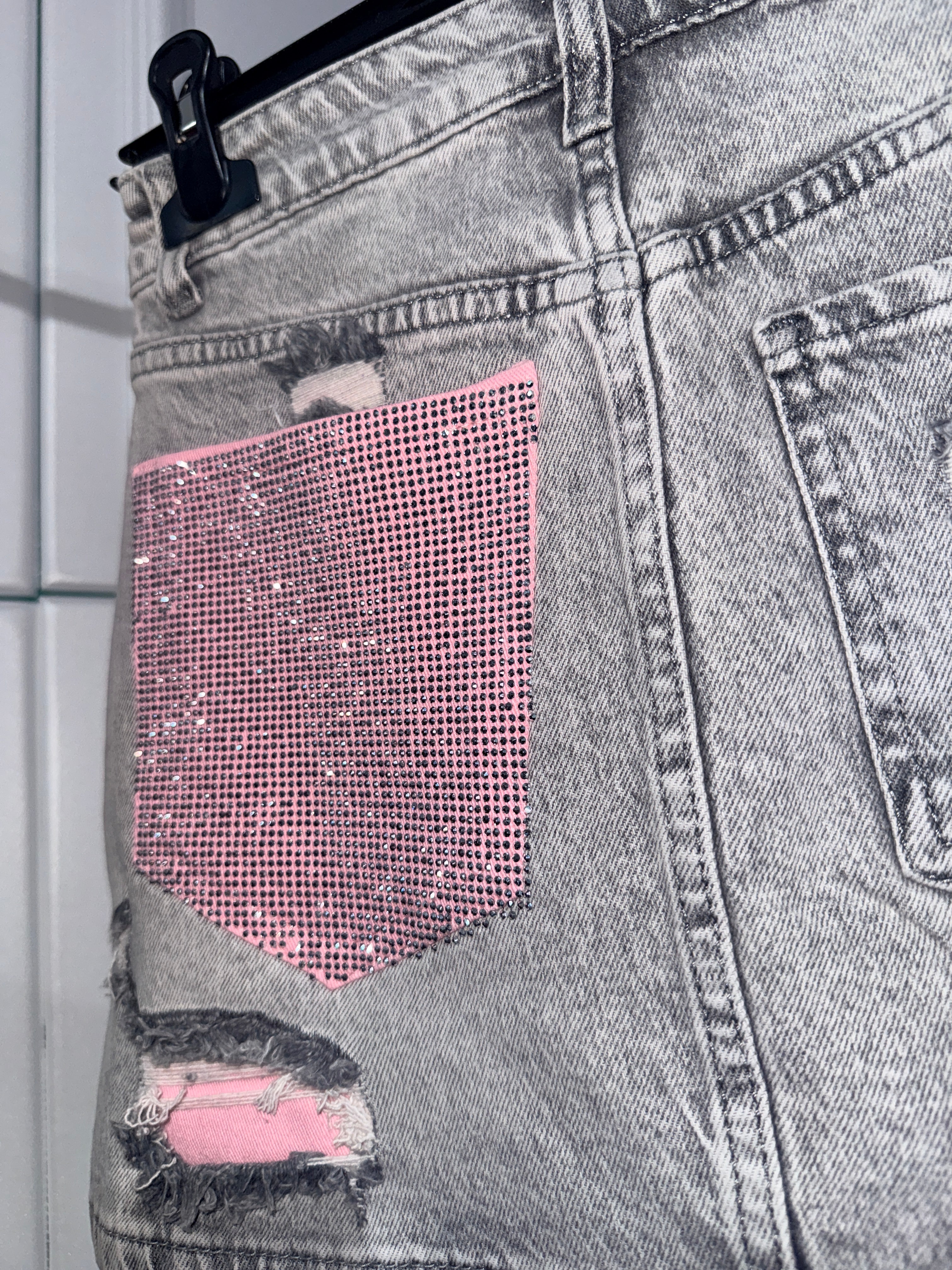 Minigonna in denim grigio con tasca in strass rosa